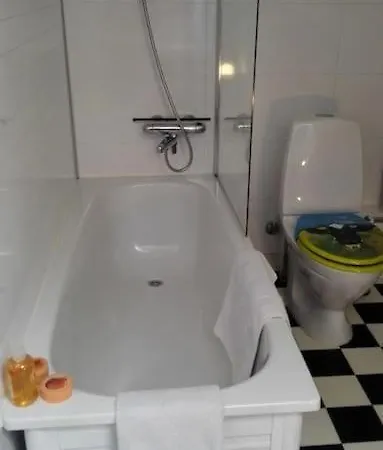 Stylish With Private Bathroom And Entrance